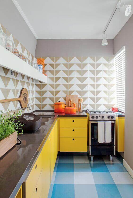 Cozinha decorada com cores vivas como amarelo e laranja