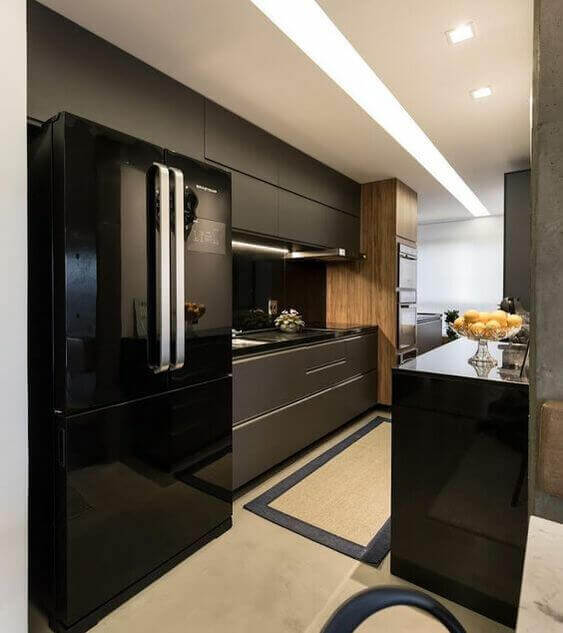 Cozinha decorada com cores preto e bege e com geladeira preta french door