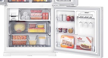 Freezer aberto abaixo do refrigerador